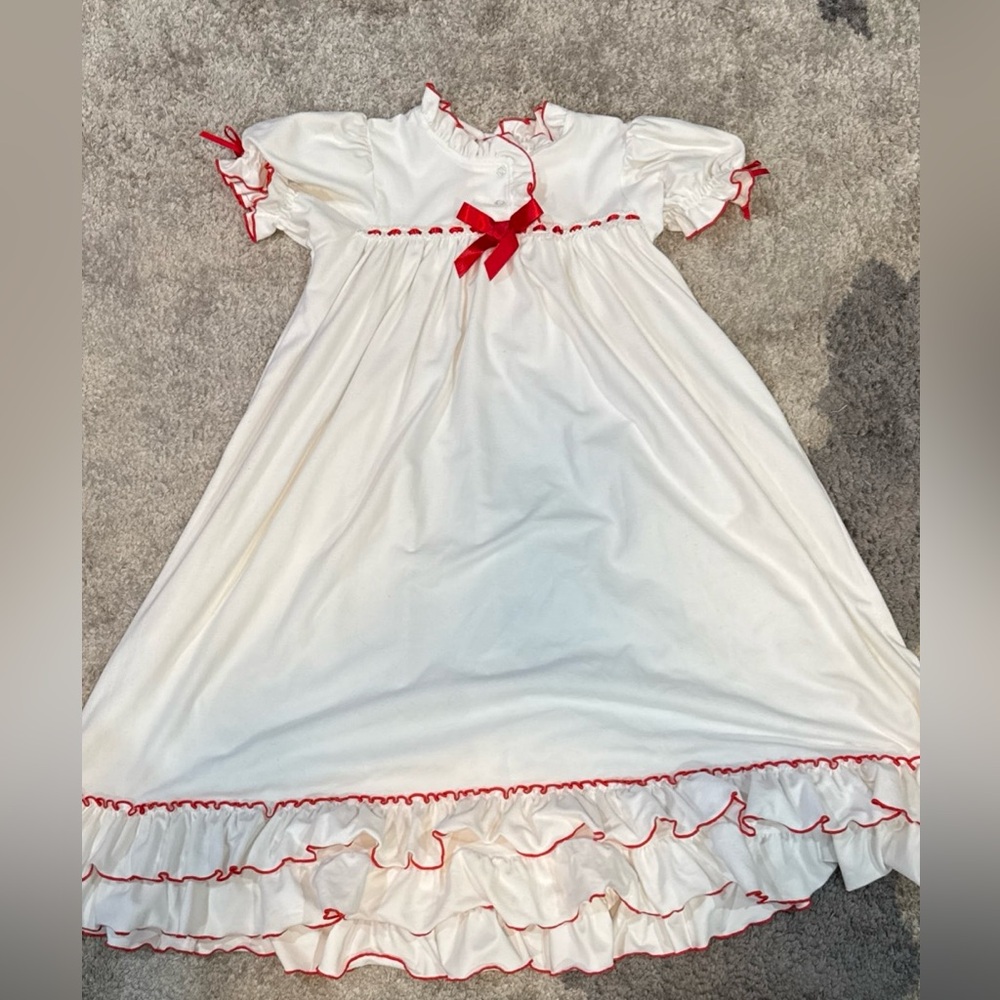 Only worn a hand full of times. Daughter wore it for a nutcracker theme dinner.